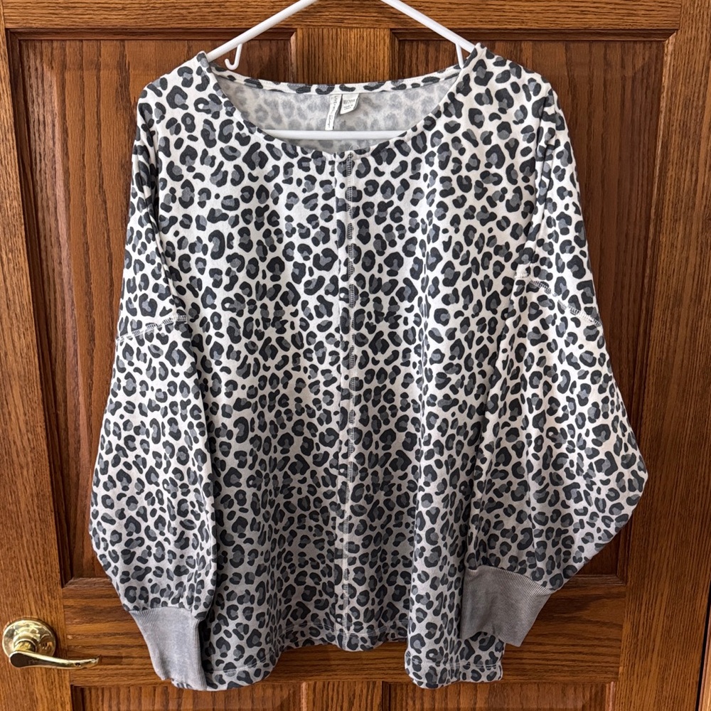Gray Leopard Print Long Sleeve Pullover Top